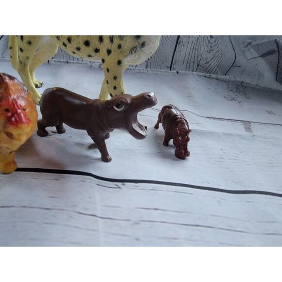 Lot Of 4 Jungle PVC Figure Toys Cheetah Lion Hippos - Picture 4 of 8